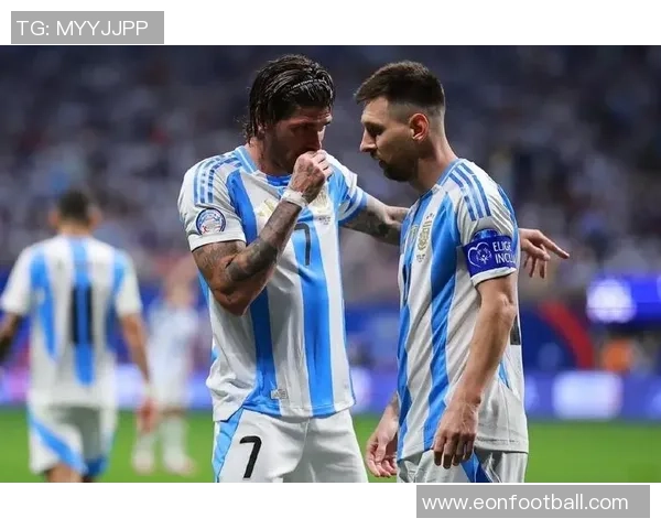 梅西合影时小球员被挤开德保罗出手推开不满插队者