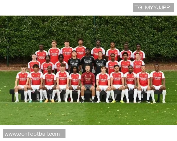 曼联官方社交媒体发布2025-26赛季全家福照男足女足同框合影