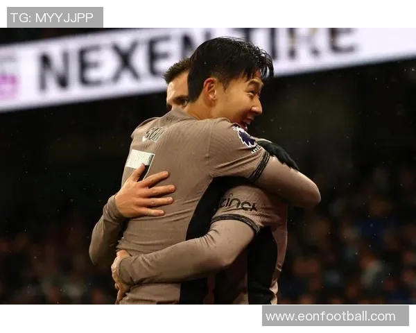 基恩与卡拉格在播客节目中巧遇撞衫引发笑料一脸懵的瞬间